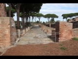 01713 ostia - regio ii - insula vii - piazzale delle corporazioni (ii,vii,4) - oestlicher porticus - gesehen vom theater.jpg